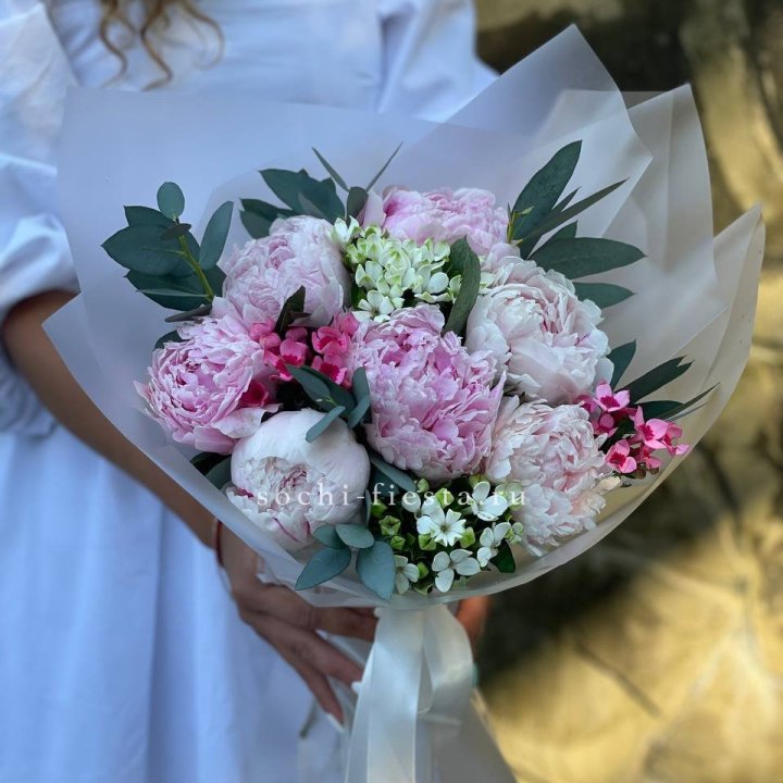 7 зефирных пионов с эвкалиптом в Владимире