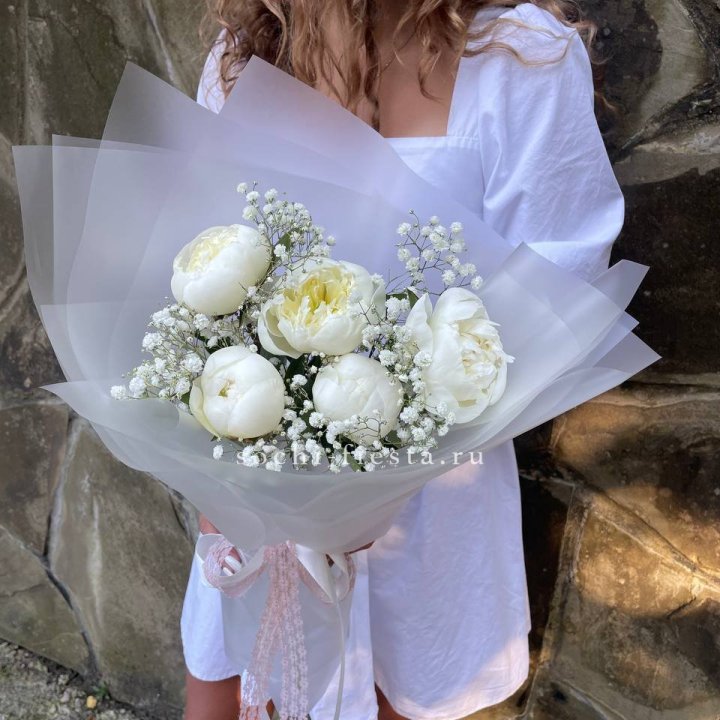 Букет белых пионов "Файв" в Владимире
