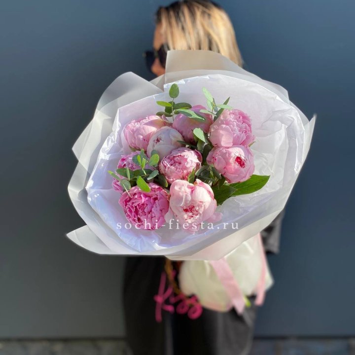 9 пионов с эвкалиптом в Владимире