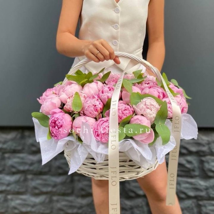 29 пионов в корзине в Владимире