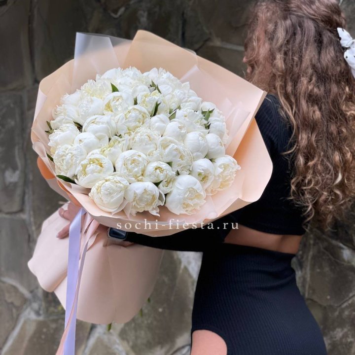 35 белых пион в Владимире