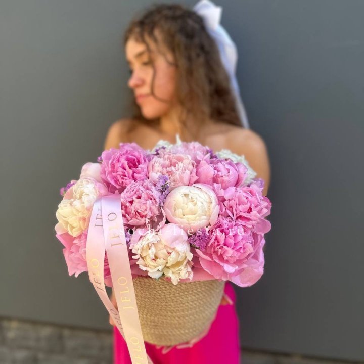 15 пионов в джутовом кашпо в Владимире