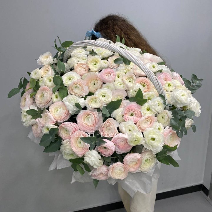 Ранункулюсы в корзине в Владимире