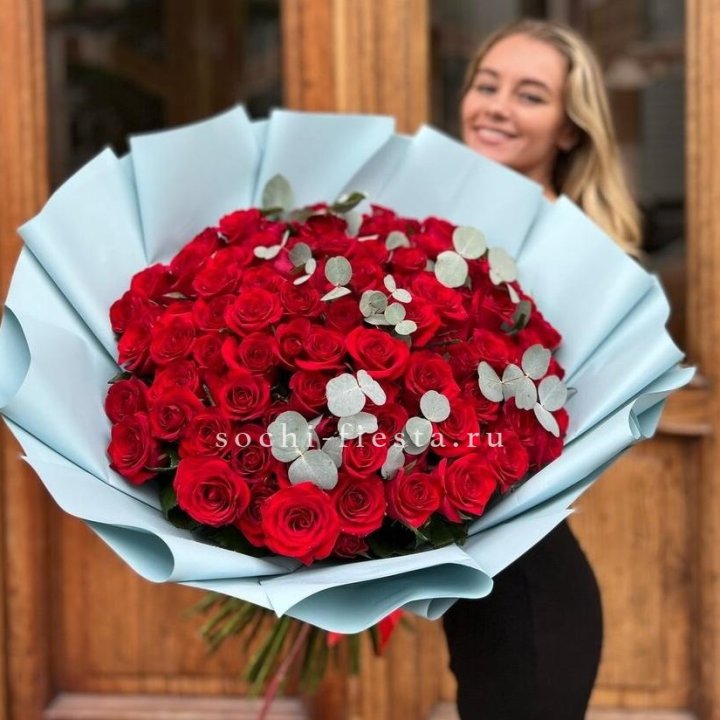 101 красная роза с эвкалиптом в Владимире