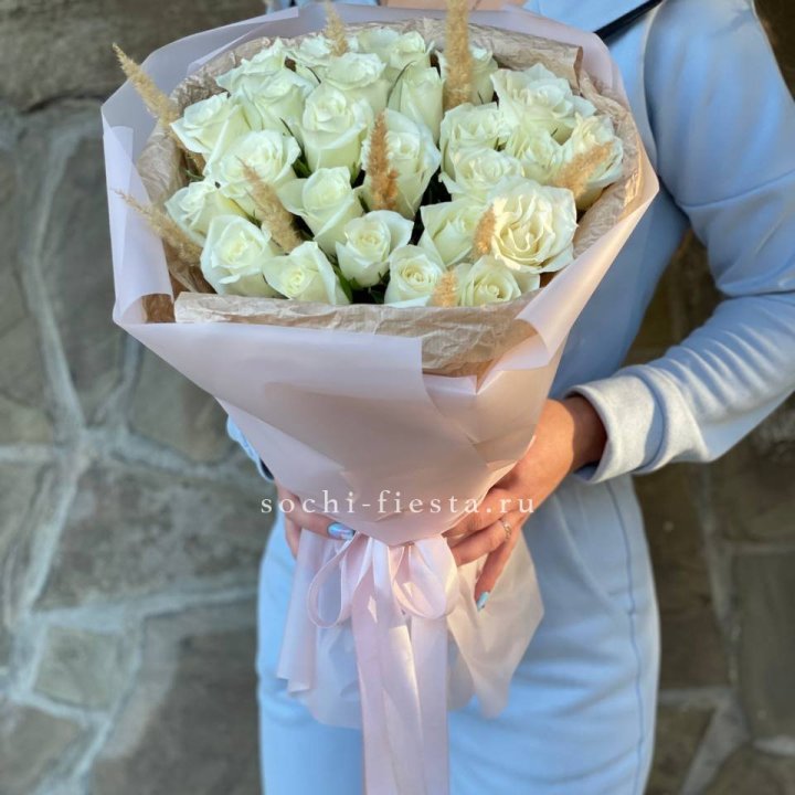 25 белых роз с сухоцветами в Владимире