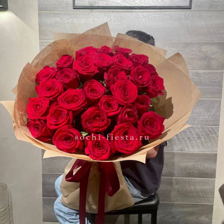 37 красных роз в крафте в Владимире