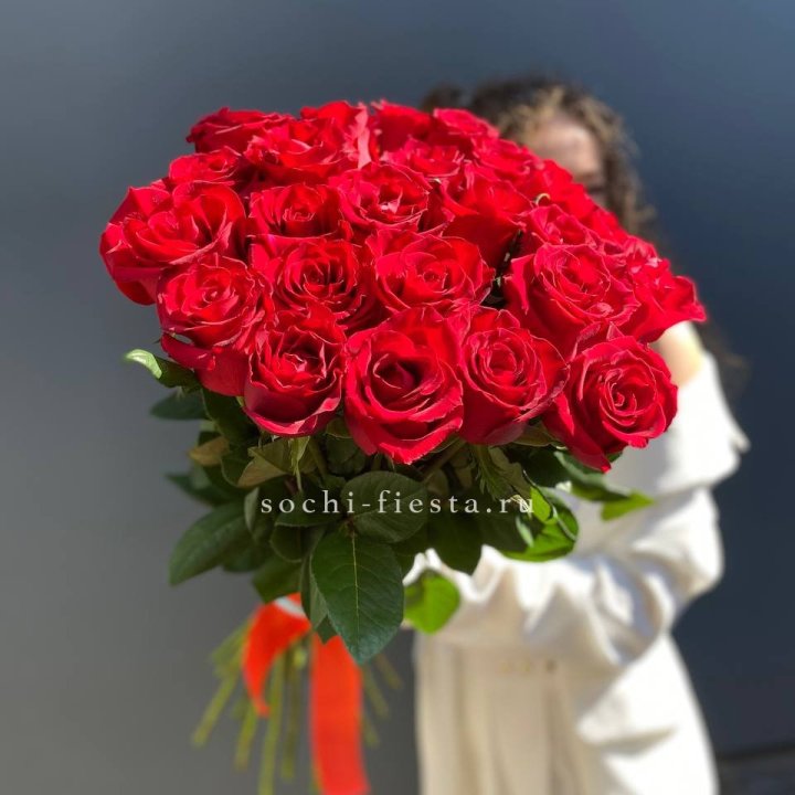 25 высоких красных роз в Владимире