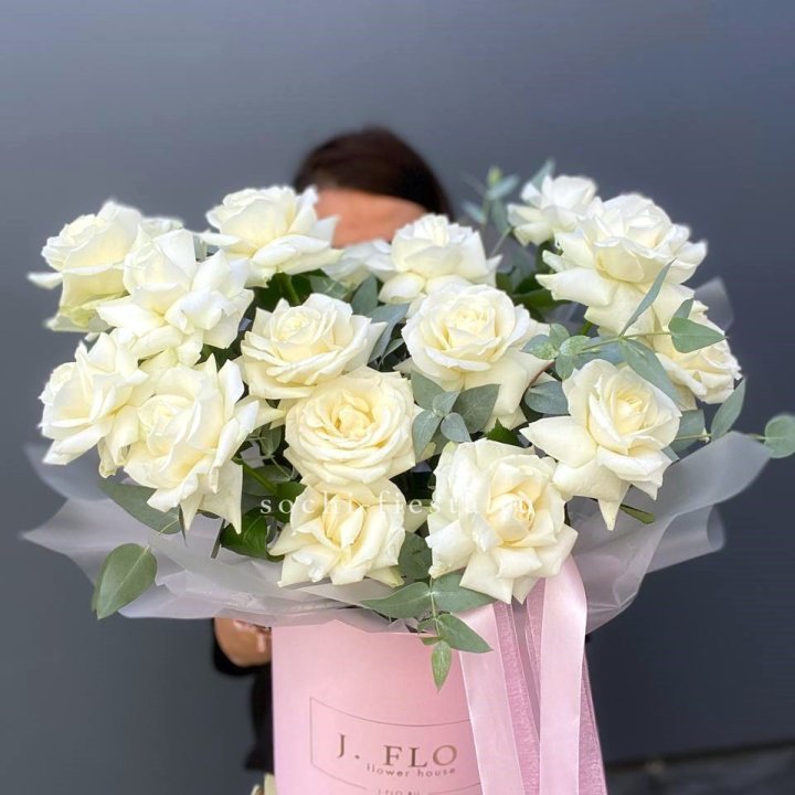 17 Французских белых роз в боксе в Владимире