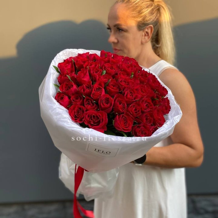 51 роза мадам ред в нежном оформлении в Владимире