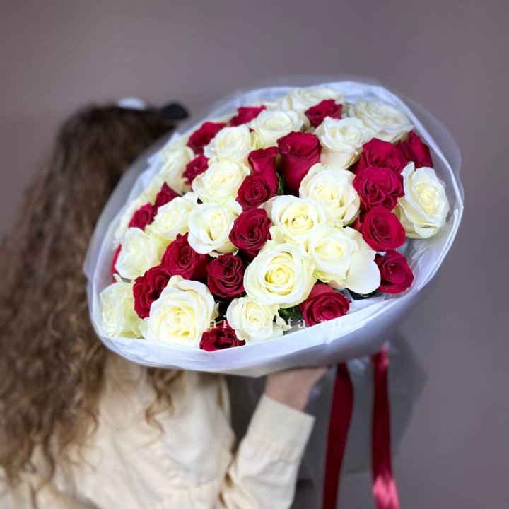 Букет из красных белых 45 роз в Владимире