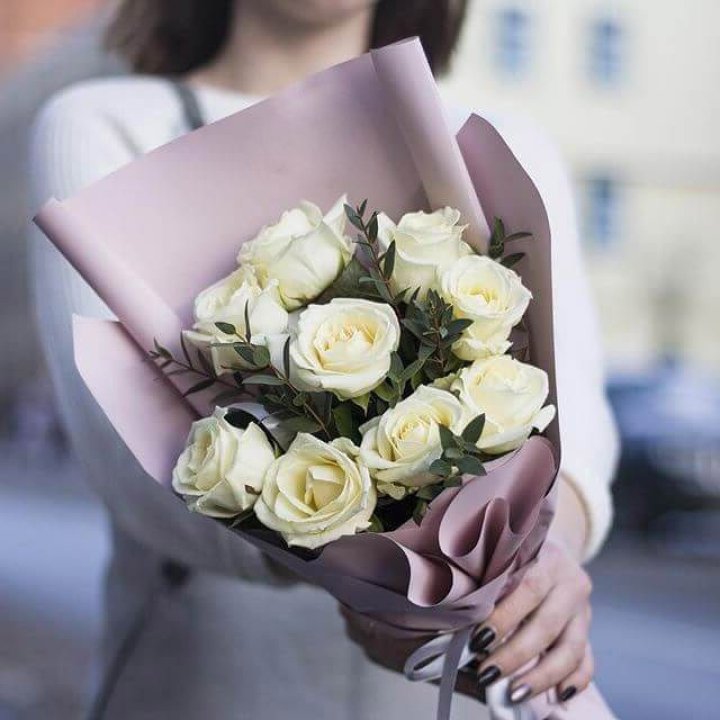9 белых  роз "Минт" в Владимире