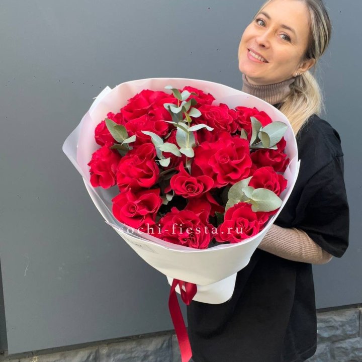 17 Красных французских роз в Владимире