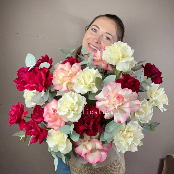 35 французских роз микс в джутовом боксе в Владимире