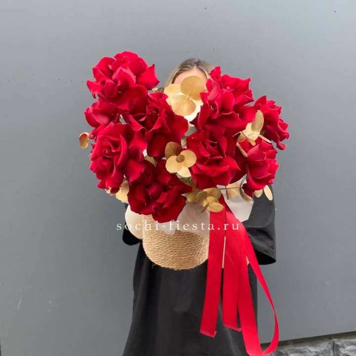 Красные французские розы в джутовом кашпо в Владимире