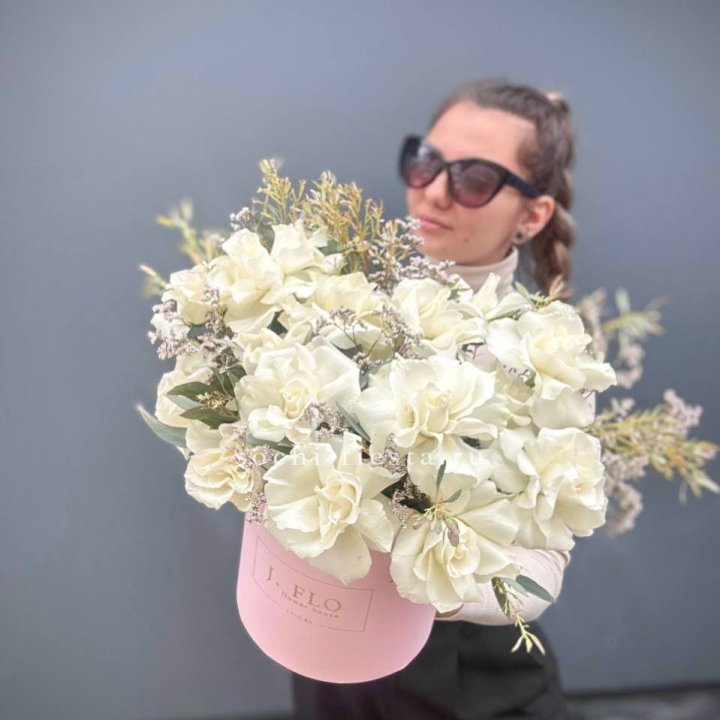 17 Французских белых роз в коробке Афина в Владимире