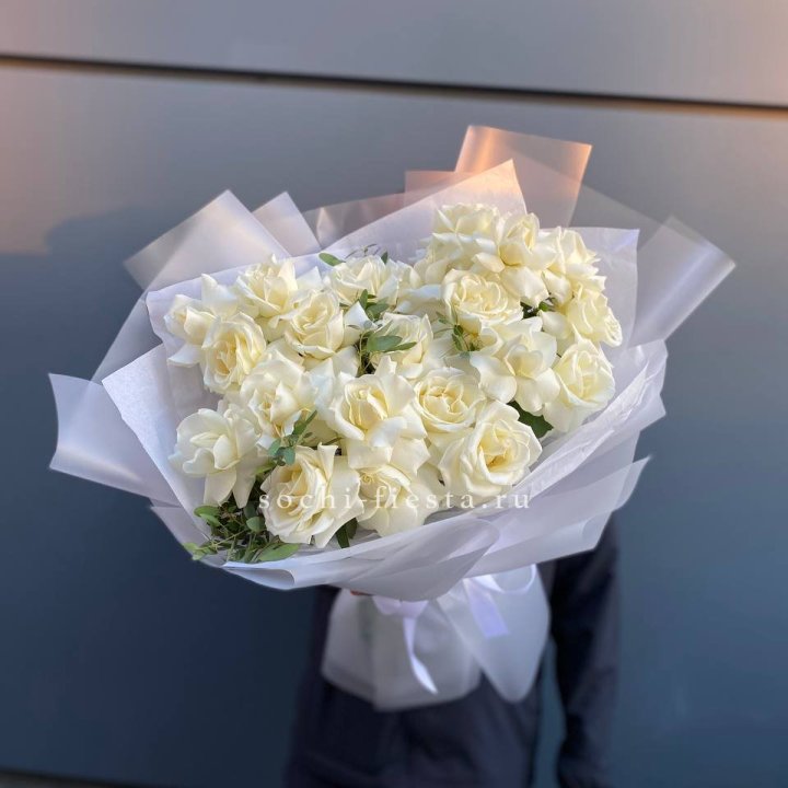 Пышный букет из белых роз в Владимире