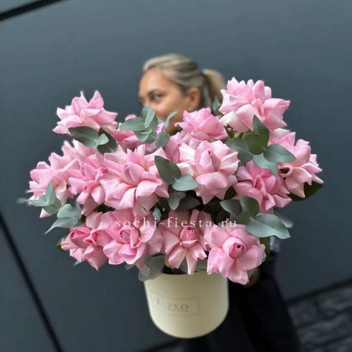 17 Розовых французских роз в боксе в Владимире