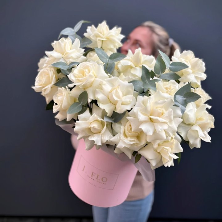 25 Французских белых роз в боксе в Владимире