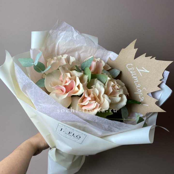 Букет кремовых роз к дню знаний в Владимире