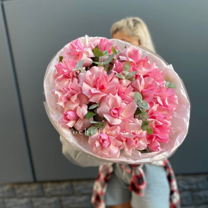 17 розовых роз в Владимире