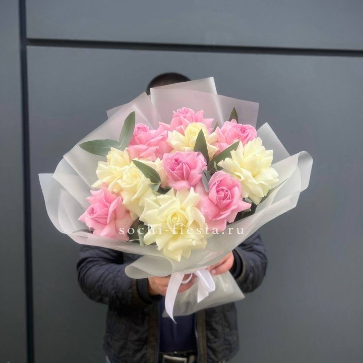 11 бело-розовых роз в Владимире
