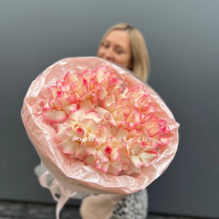 9 французских роз Джумилия в нежном оформлении в Владимире