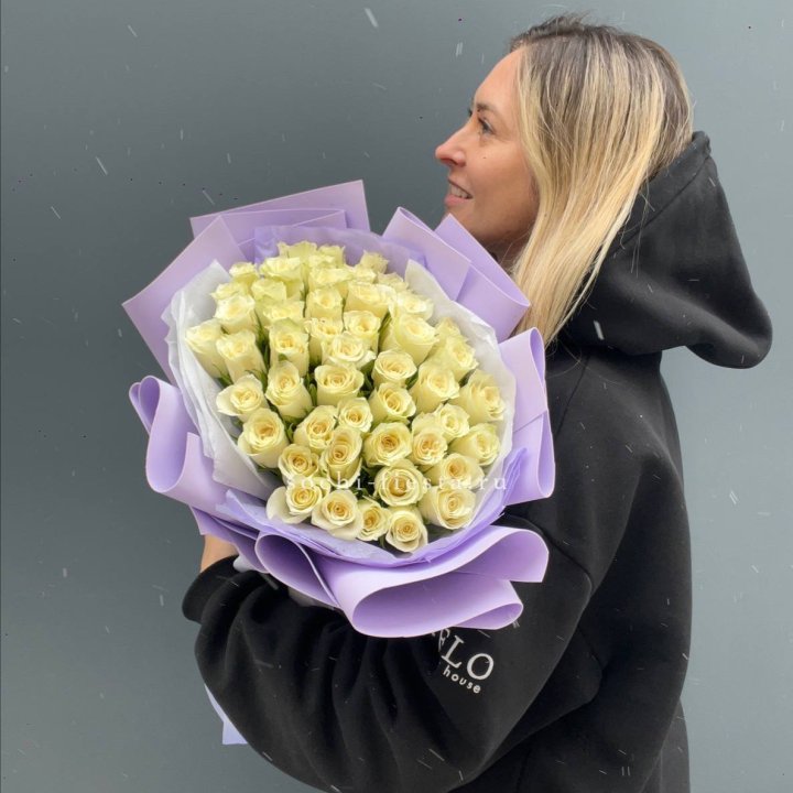 51 белая кенийская роза в оформлении в Владимире