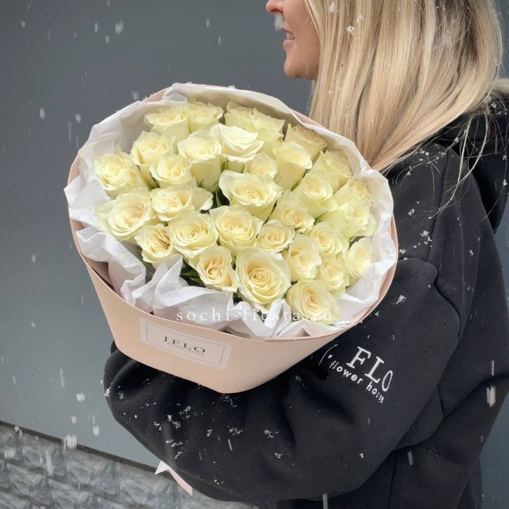 31 белая роза в оформлении в Владимире