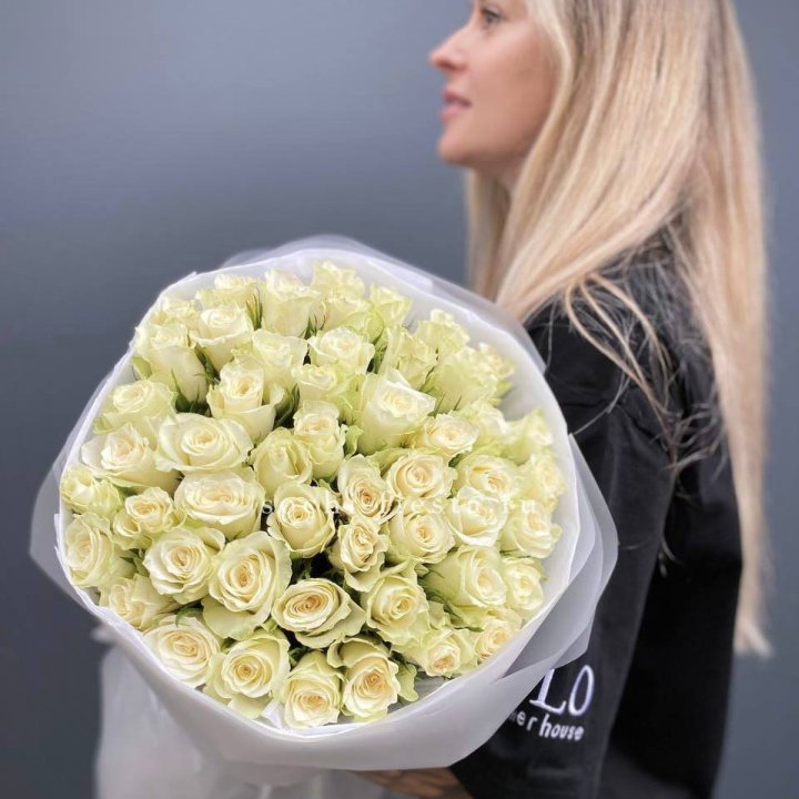 Воздушный букет из 51 белой кенийской розы в Владимире