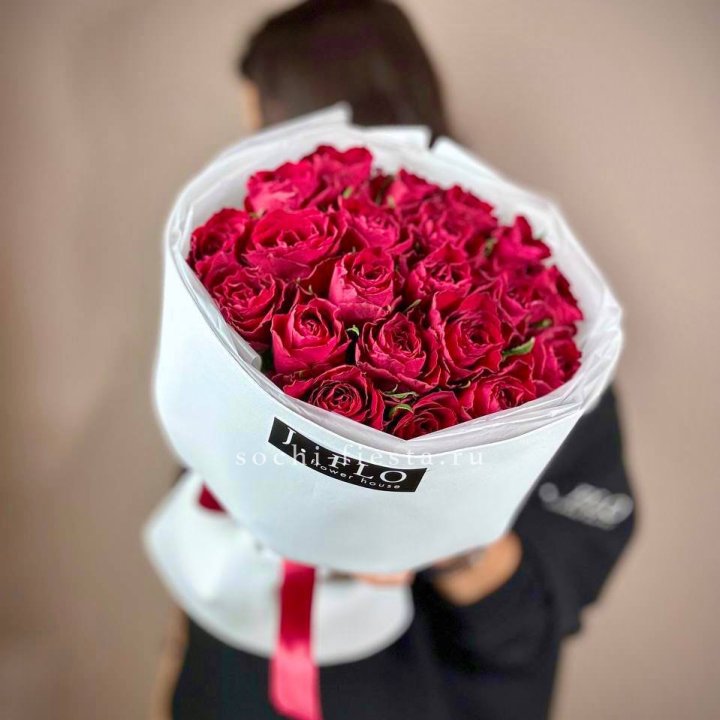 Букет красных роз мадам ред в Владимире
