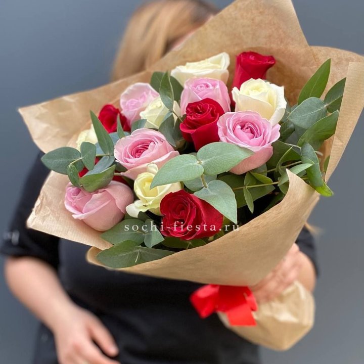 Букет из 15 роз с эвкалиптом в Владимире