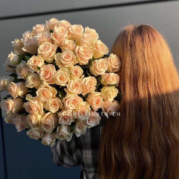 Охапка кремовых роз в Владимире