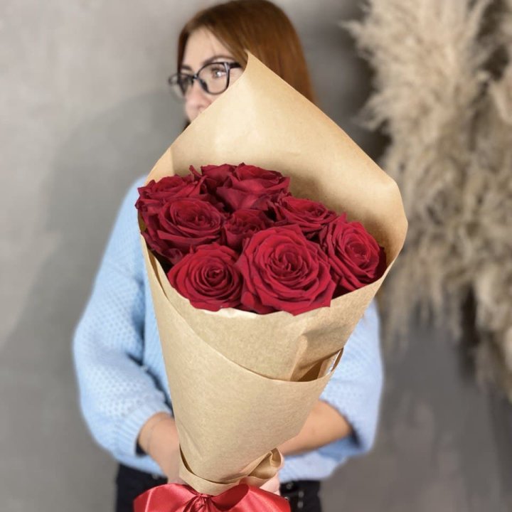 9 красных роз в крафте в Владимире