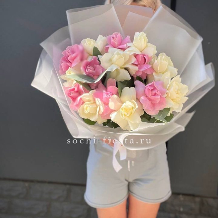 15 бело-розовых роз в Владимире