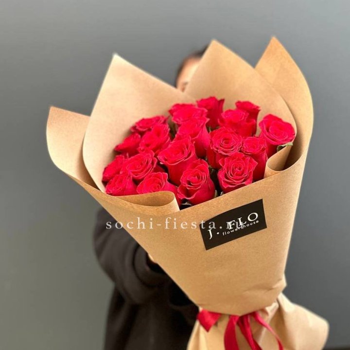 19 красных роз в крафте в Владимире