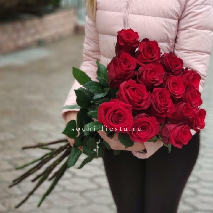 15 высоких красных роз в Владимире