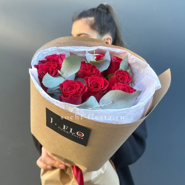 9 роз с эвкалиптом в Владимире