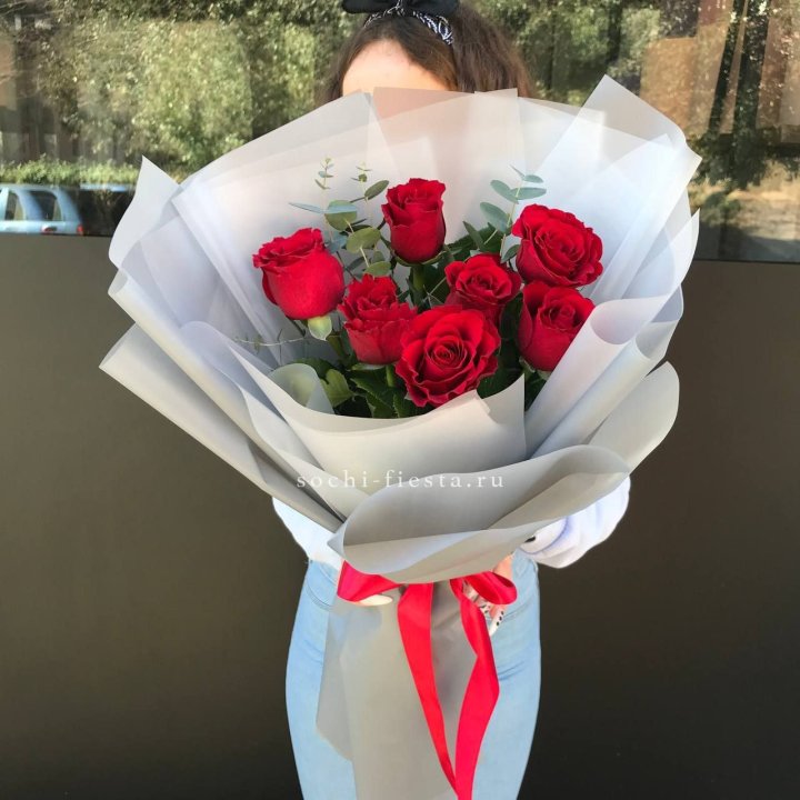 7 красных роз с эвкалиптом  в Владимире