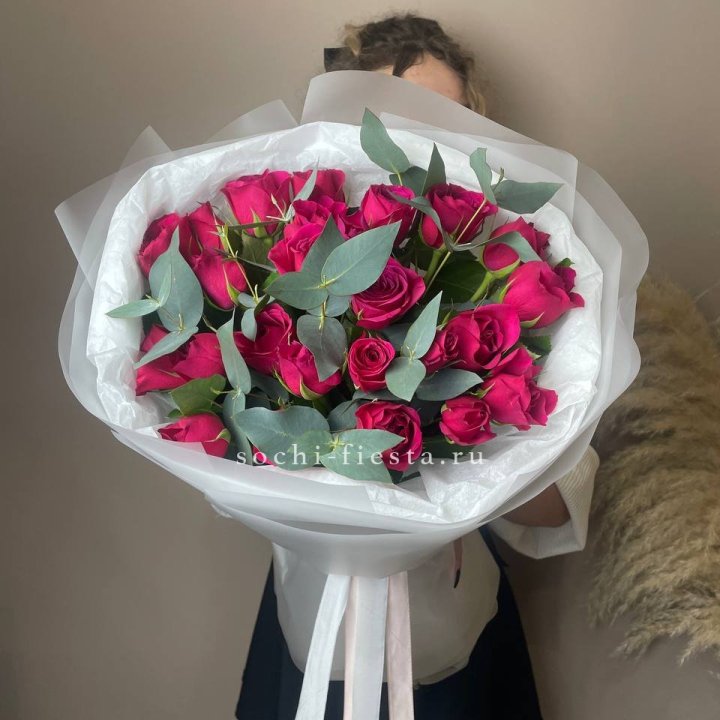 25 малиновых роз с эвкалиптом в Владимире