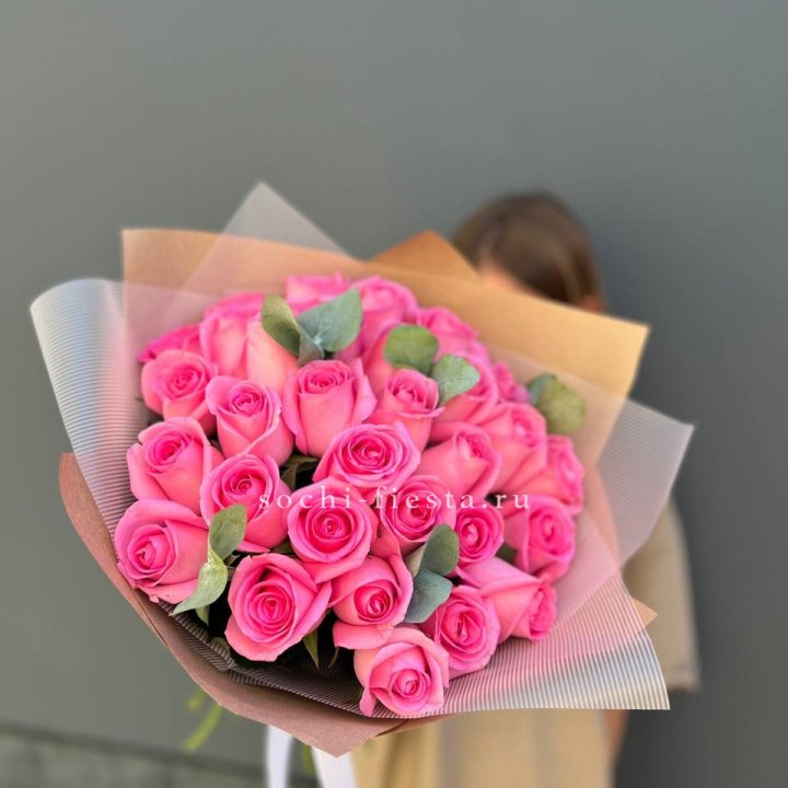 31 розовая роза с эвкалиптом в Владимире