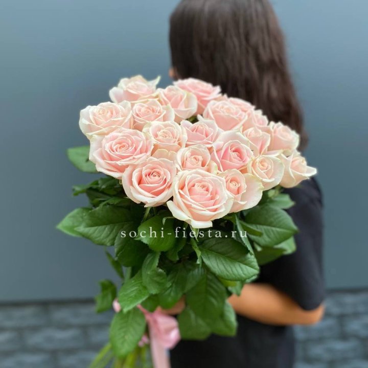 Высокие розовые розы в Владимире