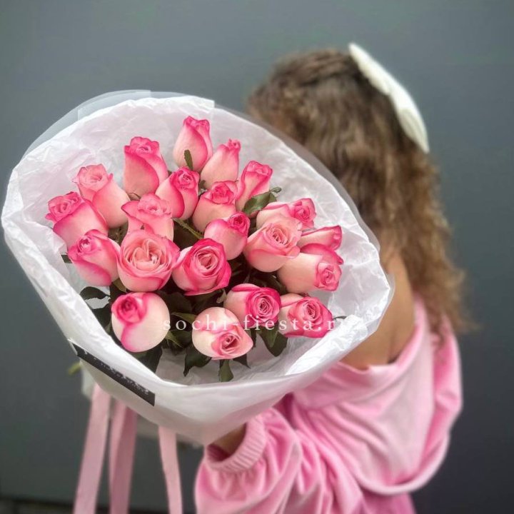 21 розовые розы Венди  в оформлении в Владимире
