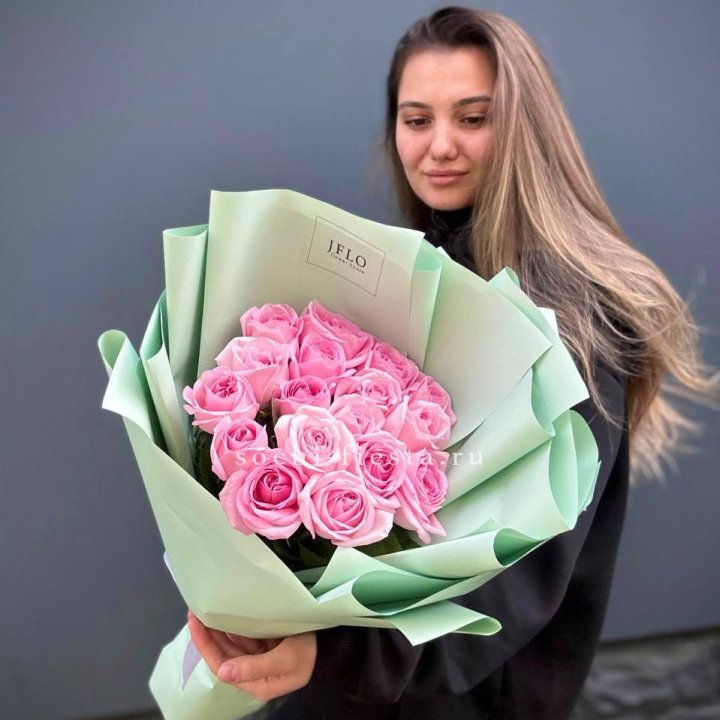 17 розовых роз в Владимире