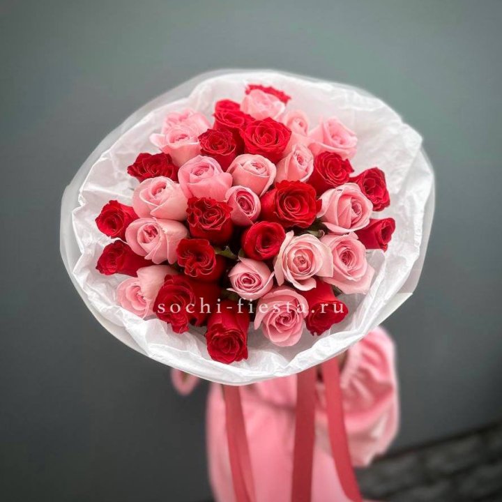 Букет красных и розовых 35 роз в Владимире