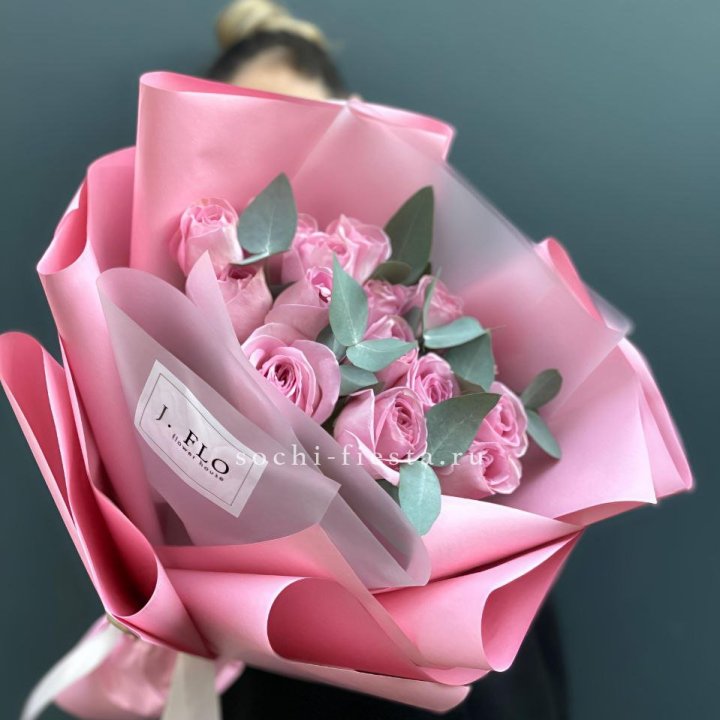 15 Розовых роз с эвкалиптом в Владимире