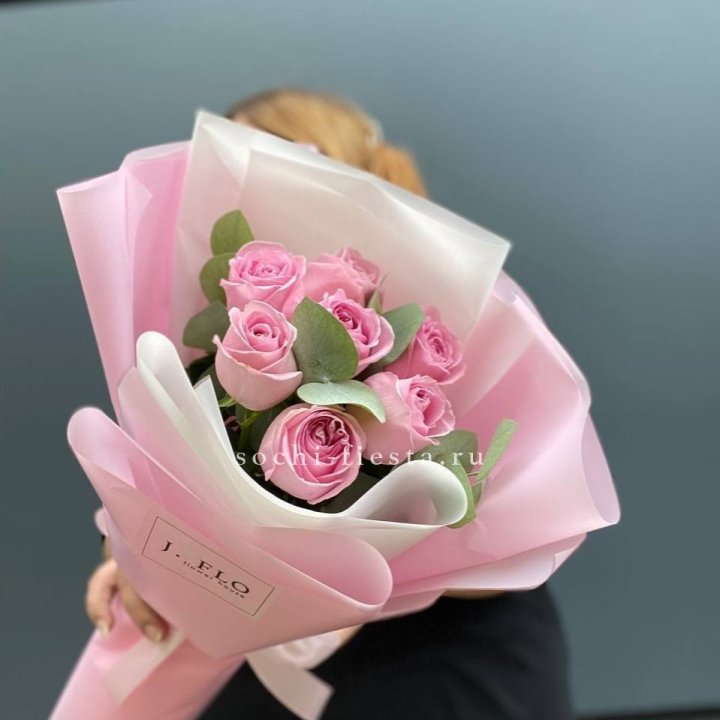 7 розовых роз с эвкалиптом в Владимире