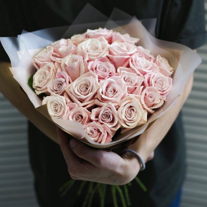 27 кремовых роз в Владимире