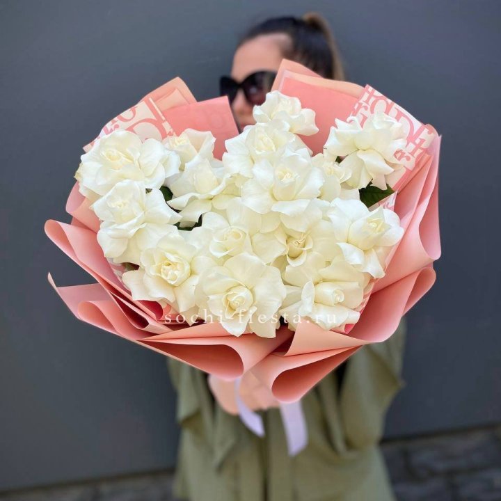 Белые розы "Аморе" в Владимире