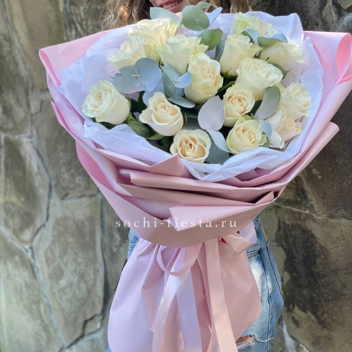 Белые розы в авторском оформлении в Владимире