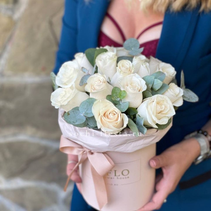 Цилиндр из белых роз в Владимире